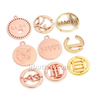 Metalllogo auf der Tasche