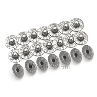 Metallnieten auf Jeans