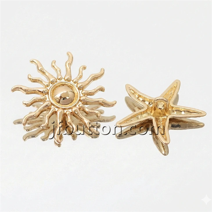 Goldene Ösenknöpfe in Sonnenform-
