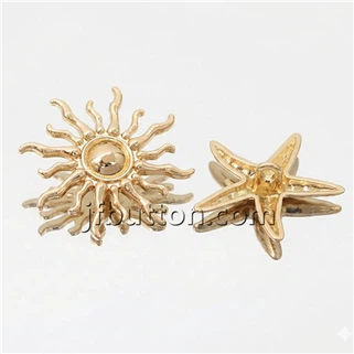 Goldene Ösenknöpfe in Sonnenform-