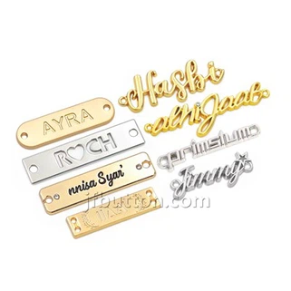 Kleidung mit Metalllogo